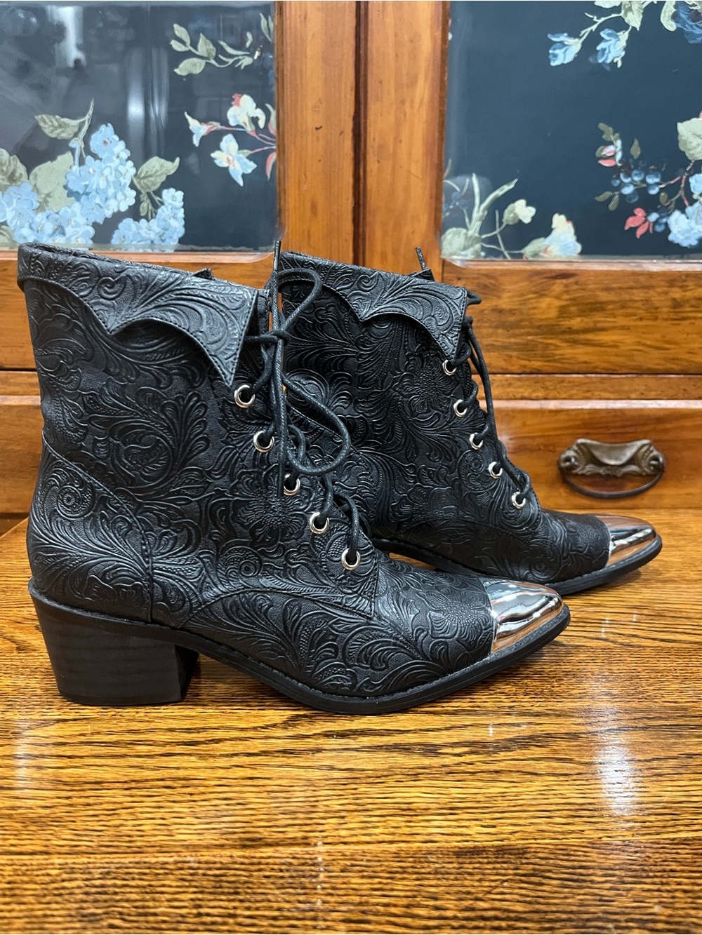 🖤 Dolls Kill Widow Embossed Batwing Ankle Boots — Women’s 7 Gothic Witchy Emo